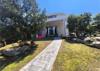 VILLA IN OTTIME CONDIZIONI CON PISCINA ZONE TORRE PALOMBA